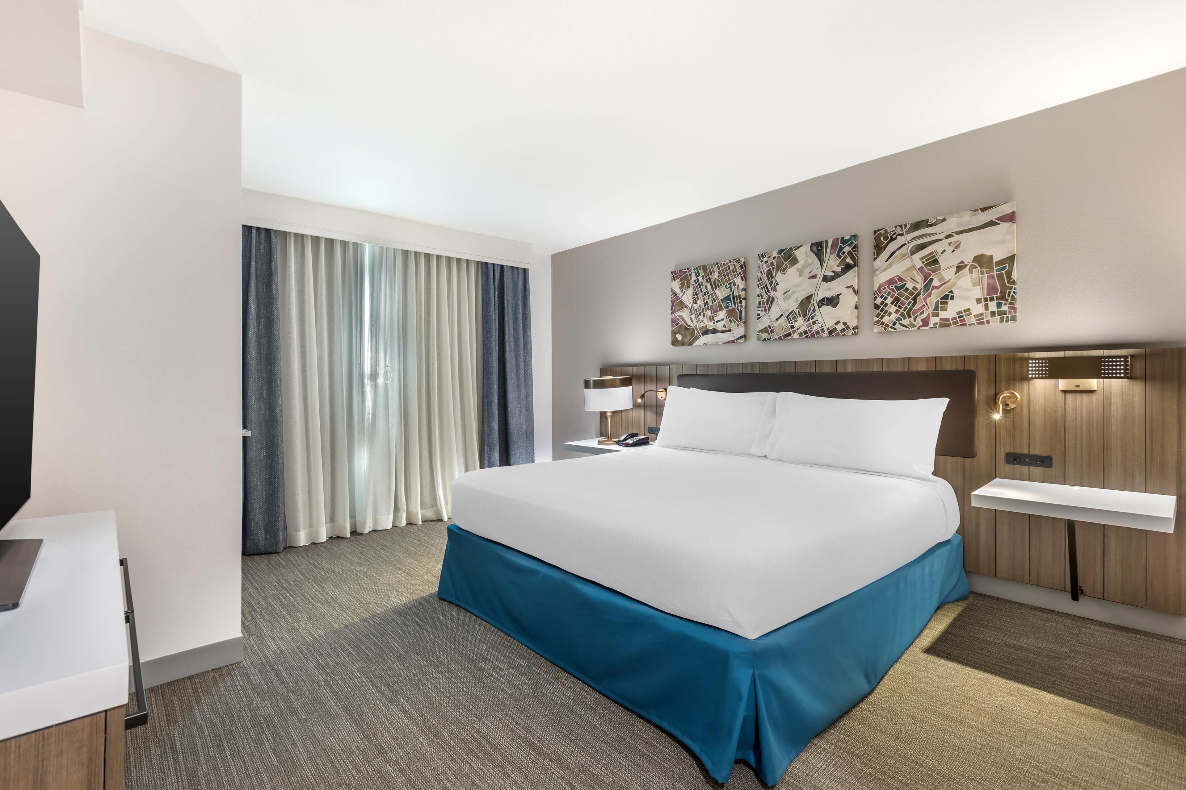 Suite, 1 très grand lit, accessible aux personnes à mobilité réduite (Roll-In Shower) | Literie de qualité, lit avec matelas Select Comfort, coffre-fort, bureau