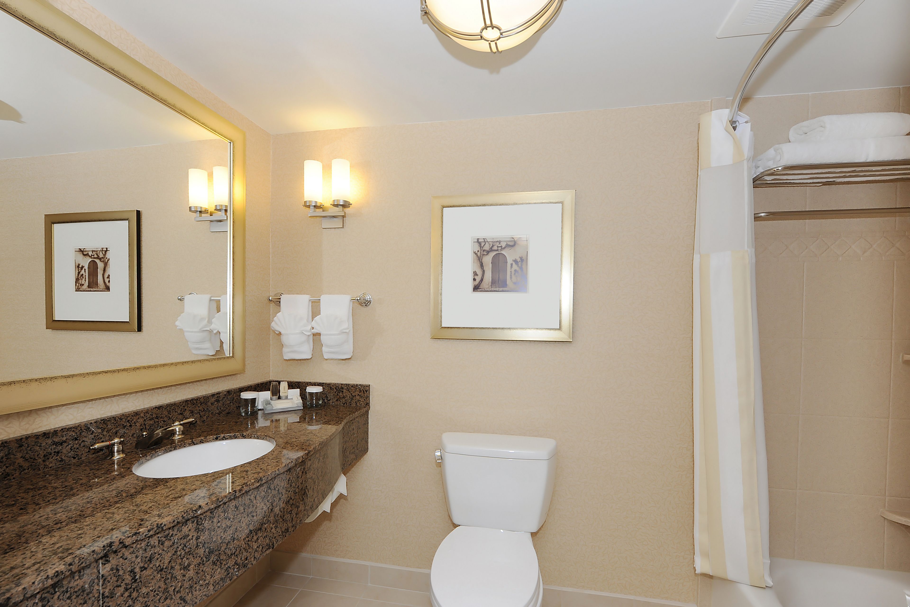 客房, 1 张特大床 | 浴室 | 淋浴/盆浴组合、名牌洗护用品、吹风机、毛巾