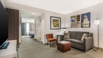 Suite Junior, 1 très grand lit | Coin séjour | Télévision LCD de 42 pouces avec chaînes par câble, télévision