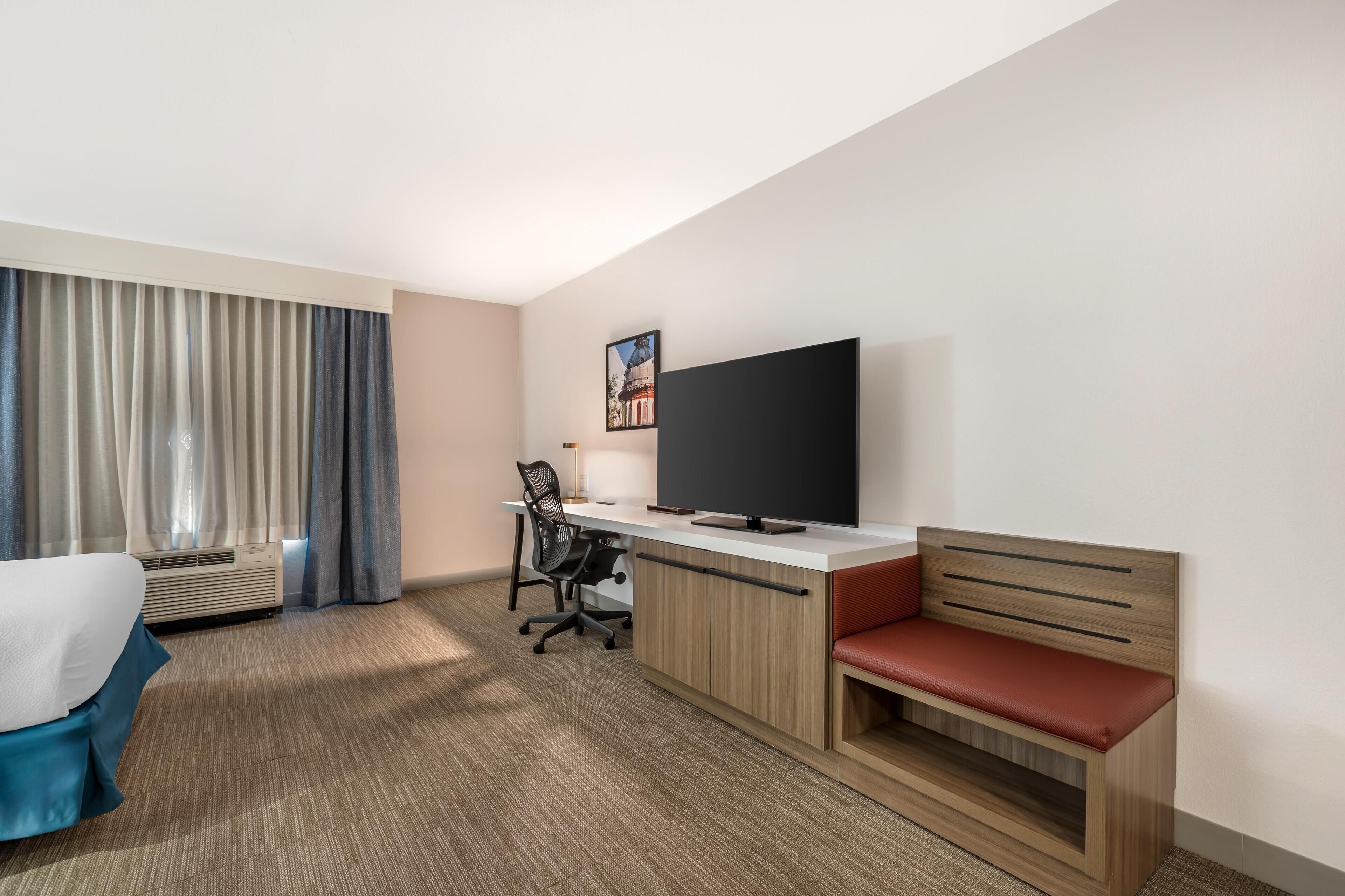 룸, 퀸사이즈침대 2개, 장애인 지원, 욕조 (Mobility & Hearing) | 고급 침구, 셀렉트 컴포트 침대, 객실 내 금고, 책상