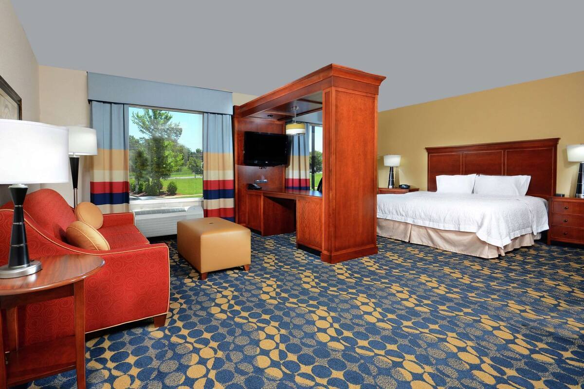 Premium bedding, in-room safe, desk, blackout drapes
