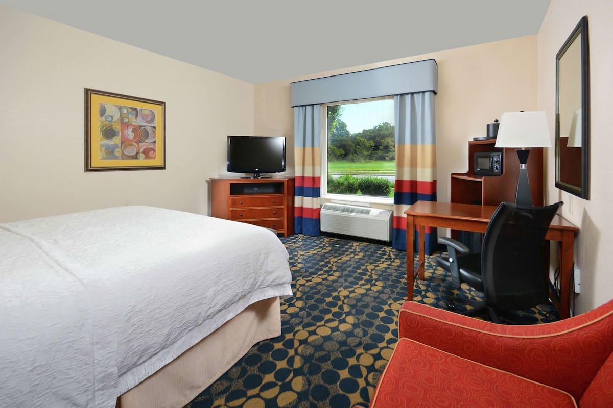 Premium bedding, in-room safe, desk, blackout drapes