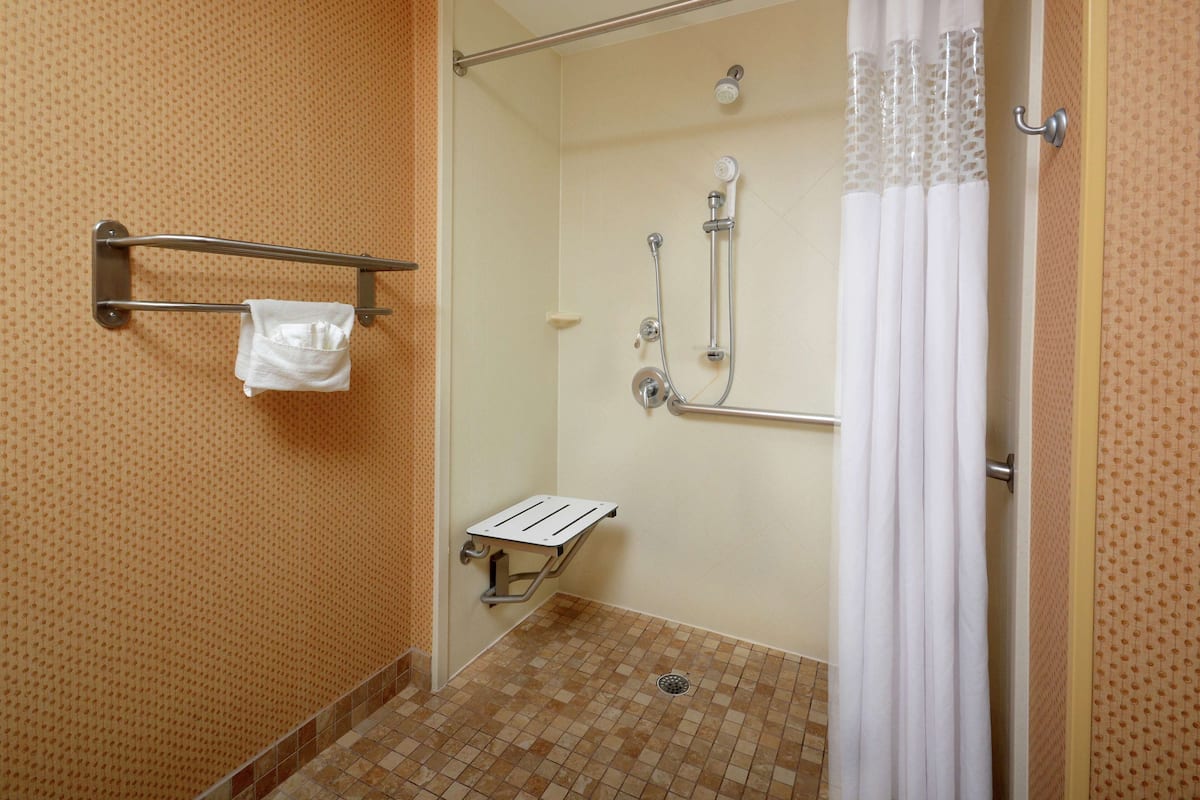 Kostenlose Toilettenartikel, Haartrockner, Handtücher