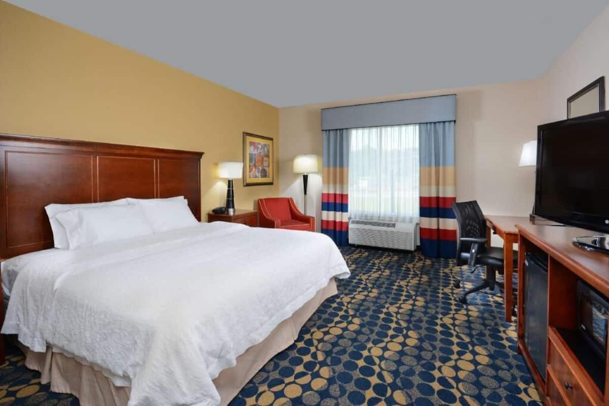 Premium bedding, in-room safe, desk, blackout drapes