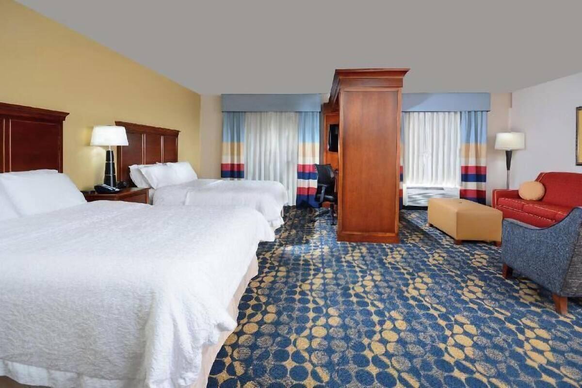 Premium bedding, in-room safe, desk, blackout drapes