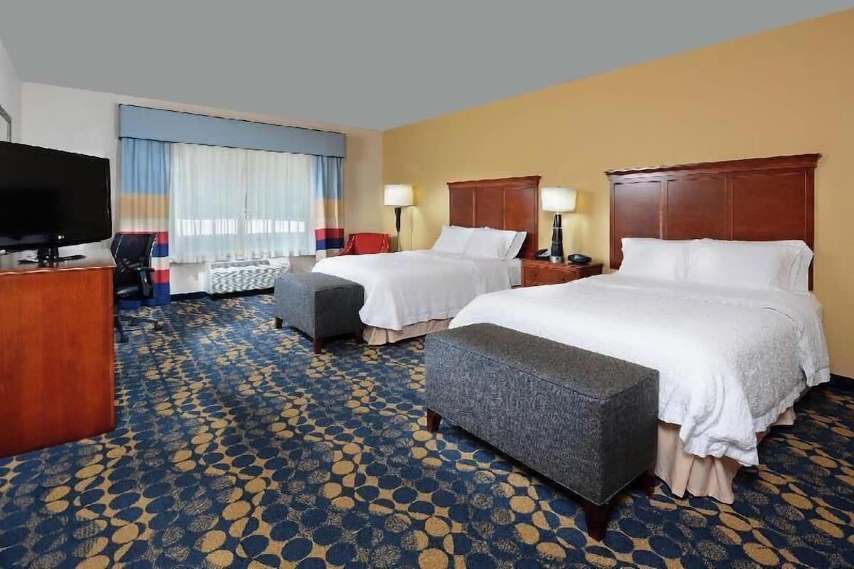 Premium bedding, in-room safe, desk, blackout drapes