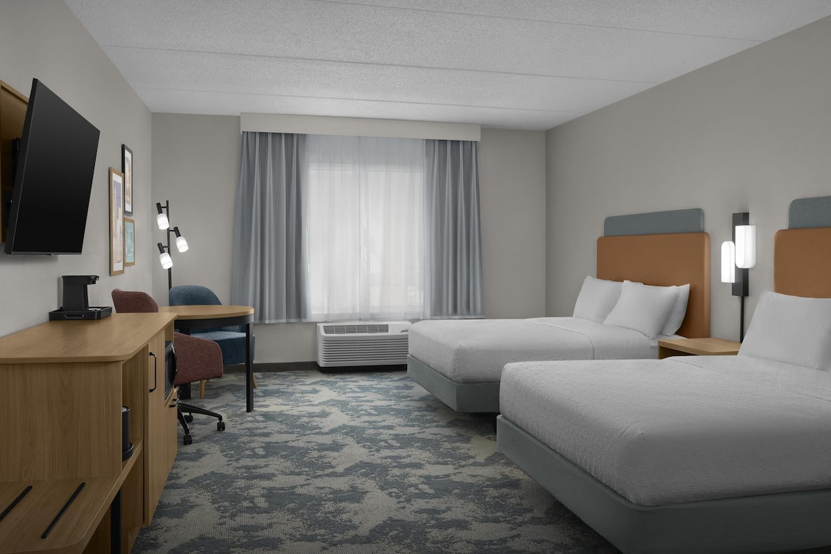 Chambre, 2 grands lits, accessible aux personnes à mobilité réduite, baignoire (Mobility & Hearing) | Literie de qualité supérieure, coffres-forts dans les chambres, bureau