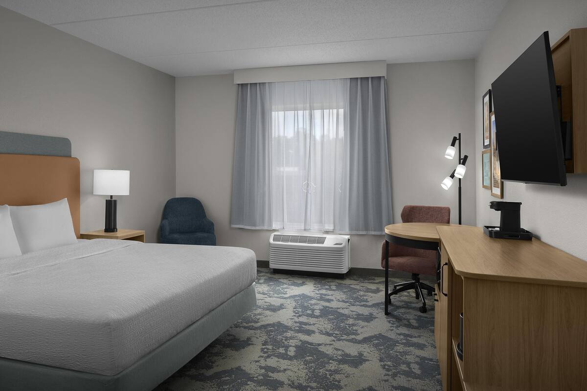Room, 1 King Bed, Accessible, Bathtub (Mobility & Hearing) | Premium bedding, in-room safe, desk, blackout drapes