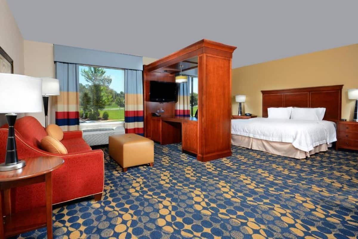 Premium bedding, in-room safe, desk, blackout drapes