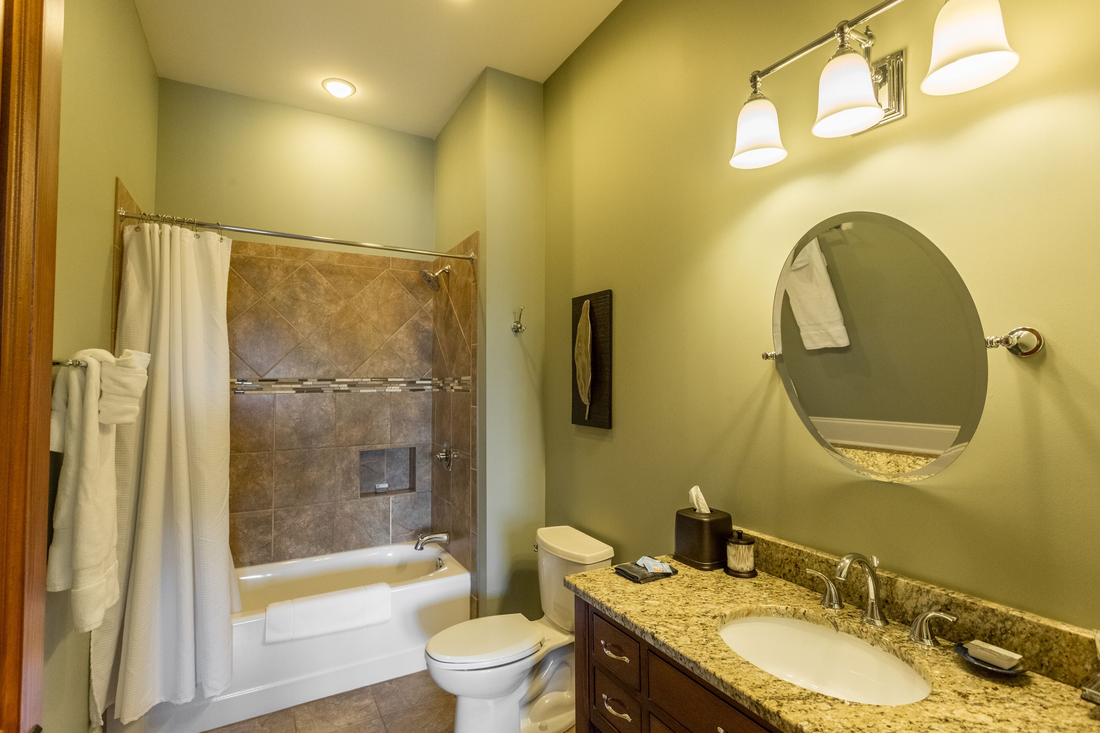 standard room, 1 king bed (6) | bathroom | combined shower/bathtub, free toiletries, hair dryer, bathrobes