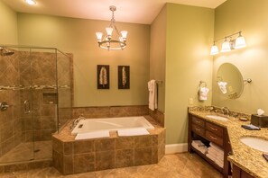 Suite, 1 très grand lit (1) | Salle de bain