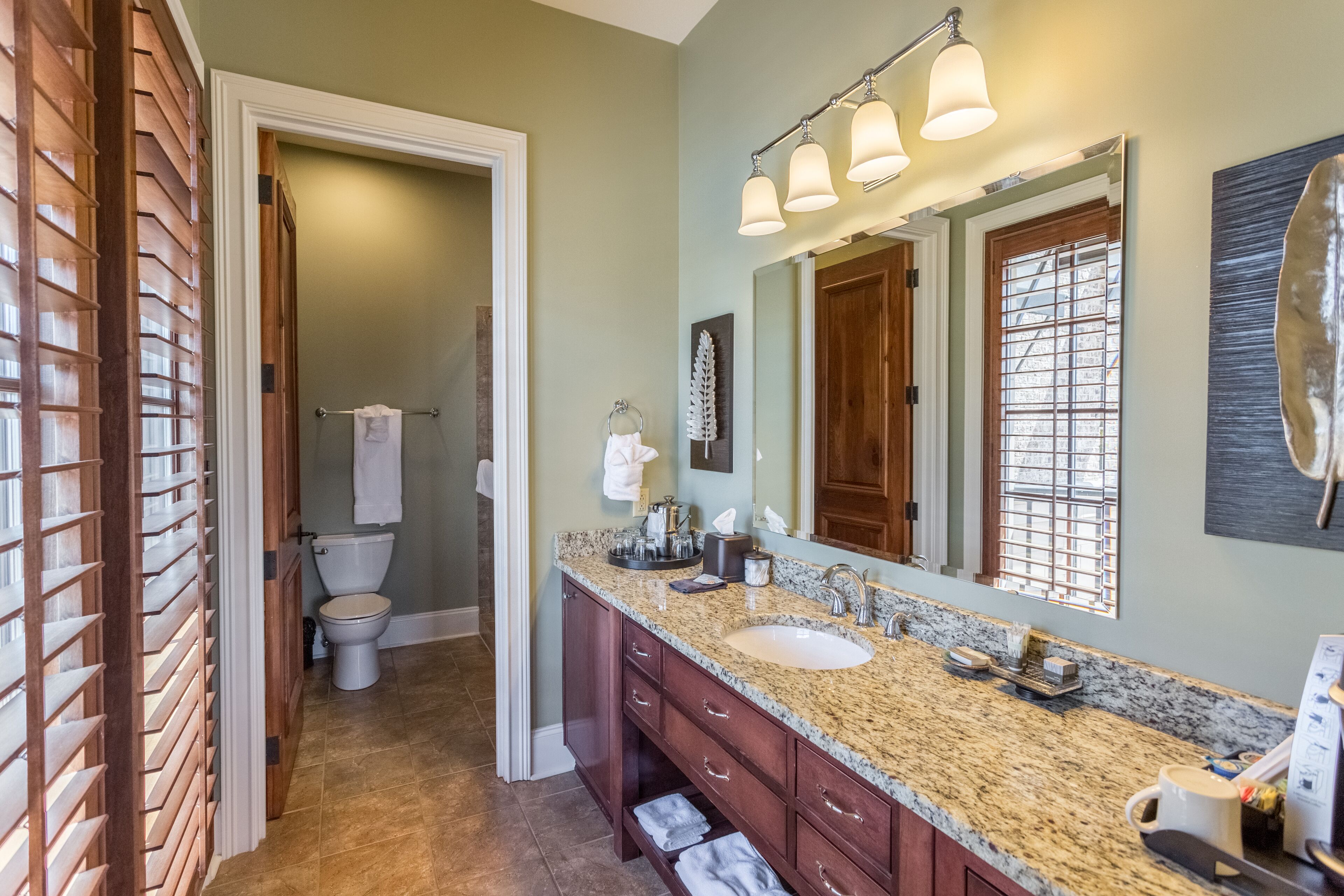 standard room, 1 king bed (5) | bathroom | combined shower/bathtub, free toiletries, hair dryer, bathrobes