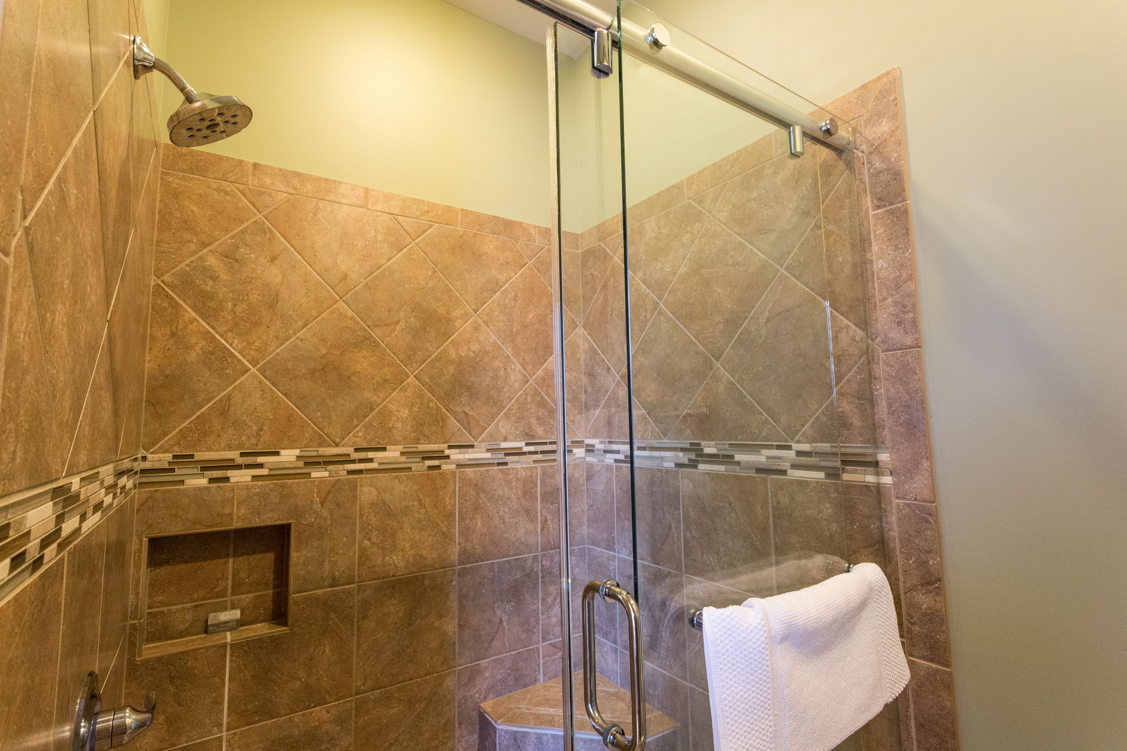 standard room, 1 king bed (3) | bathroom | combined shower/bathtub, free toiletries, hair dryer, bathrobes