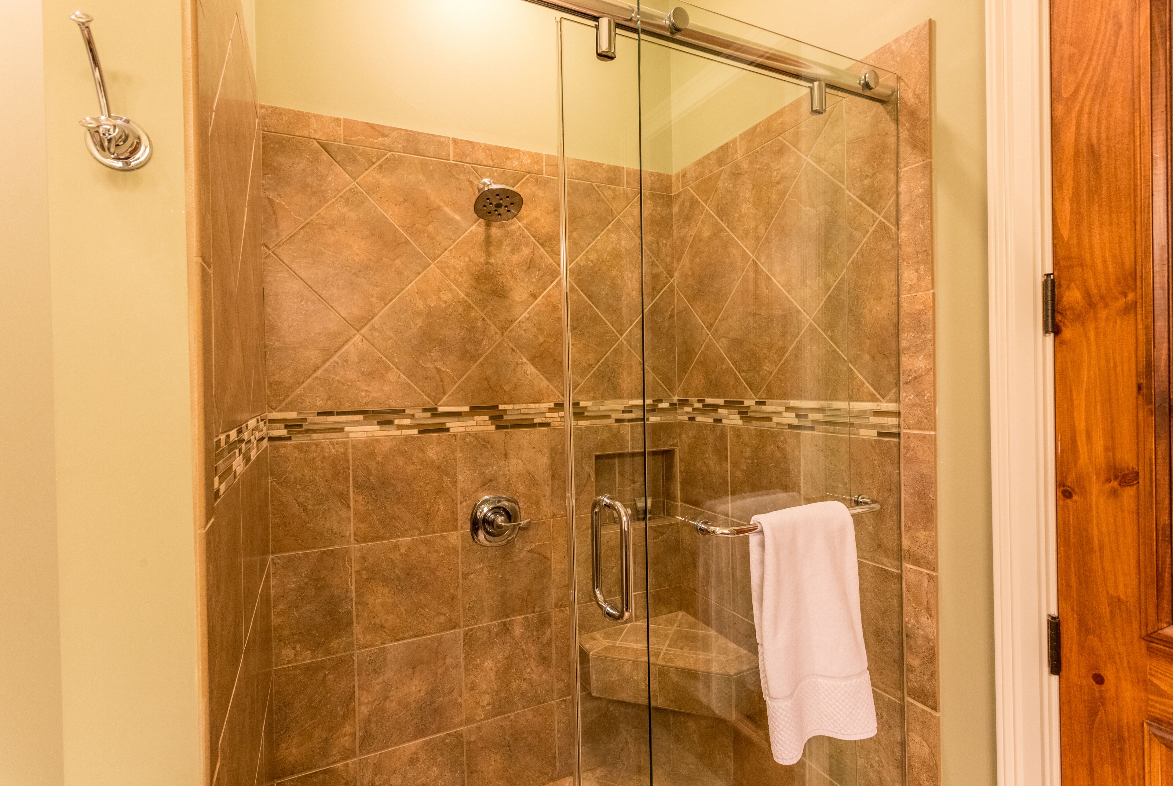 standard room, 1 king bed (1) | bathroom | combined shower/bathtub, free toiletries, hair dryer, bathrobes