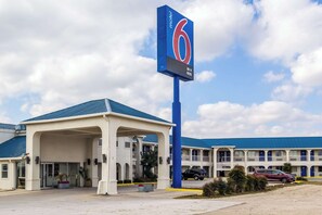 Exterior - Motel 6 Seguin, TX (Seguin)