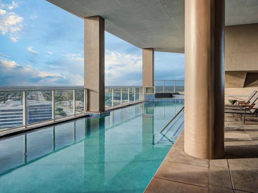 Hồ bơi ngoài trời, mở cửa từ 6:00 đến 23:00, ghế dài tắm nắng