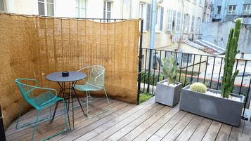 Chambre Deluxe, 1 grand lit, non-fumeurs, terrasse (Twin bed on request) | Literie de qualité supérieure, minibar, coffres-forts dans les chambres