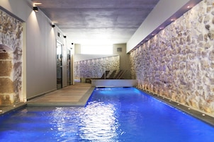 Una piscina cubierta