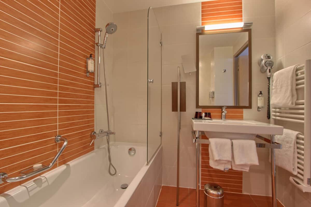 1 bedroom, premium bedding, minibar, in-room safe