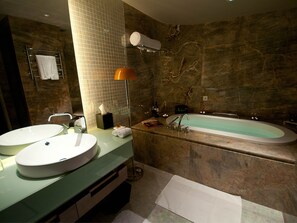 套房 (Amazing Floor 5-8) | 浴室 | 獨立浴缸及淋浴設備、雨淋花灑、名牌梳洗用品、風筒