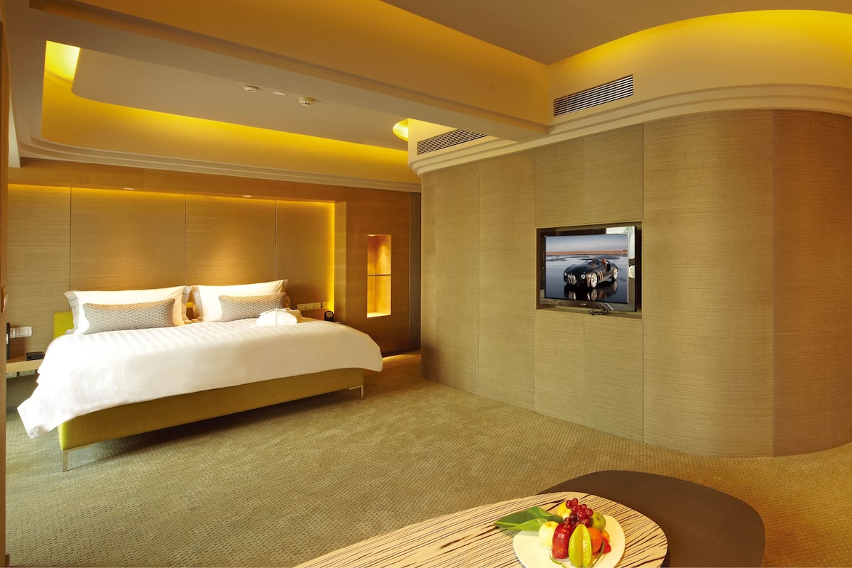Suite (Amazing Floor 5-8)