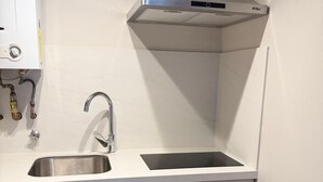 Superior Double Room | Private kitchen | Mini-fridge, microwave, stovetop, cookware/dishes/utensils - RQ Costanera Apartments (Santiago)