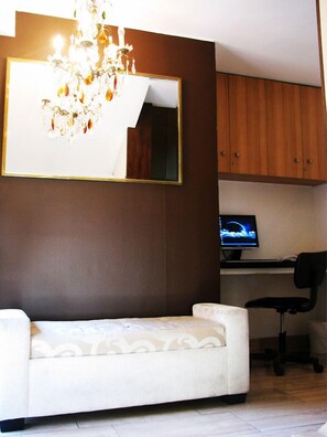 In-room business center - RQ Costanera (Santiago)