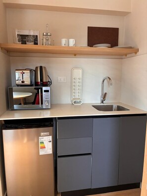 Mini-fridge, microwave, stovetop, cookware/dishes/utensils - RQ Costanera Apartments (Santiago)