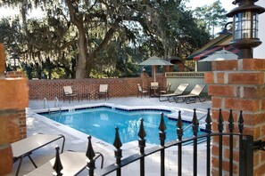 Kolam renang terbuka bermusim, payung kolam, kerusi lepak pantai 