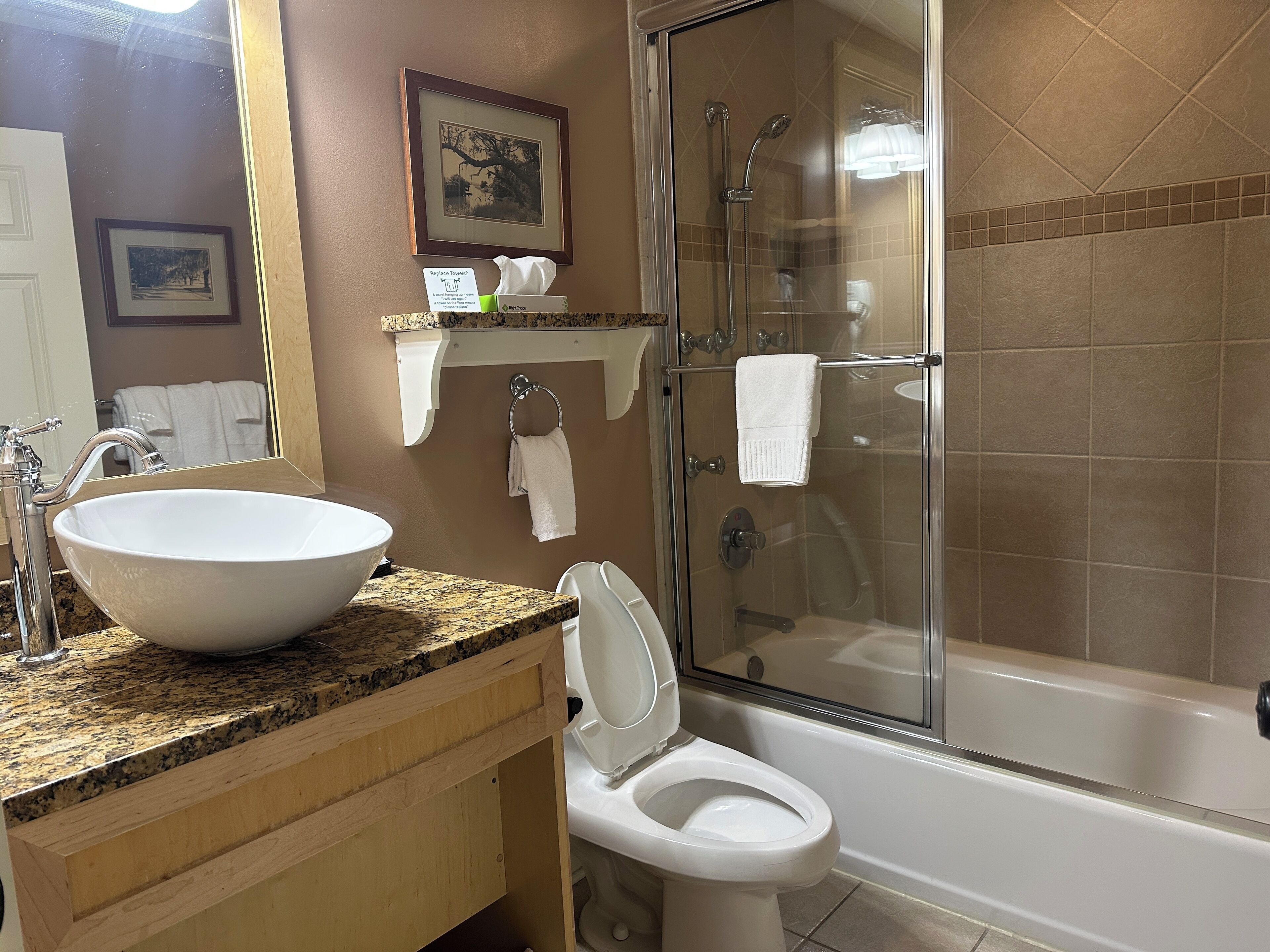 deluxe studio, 1 bedroom, non smoking, kitchenette | bathroom | combined shower/bathtub, free toiletries, hair dryer, towels
