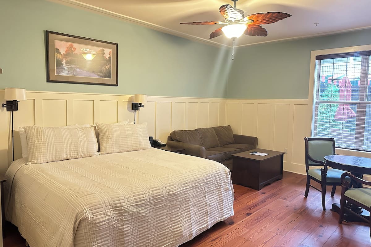Deluxe Studio, 1 Bedroom, Non Smoking, Kitchenette | Premium bedding, pillowtop beds, in-room safe, iron/ironing board