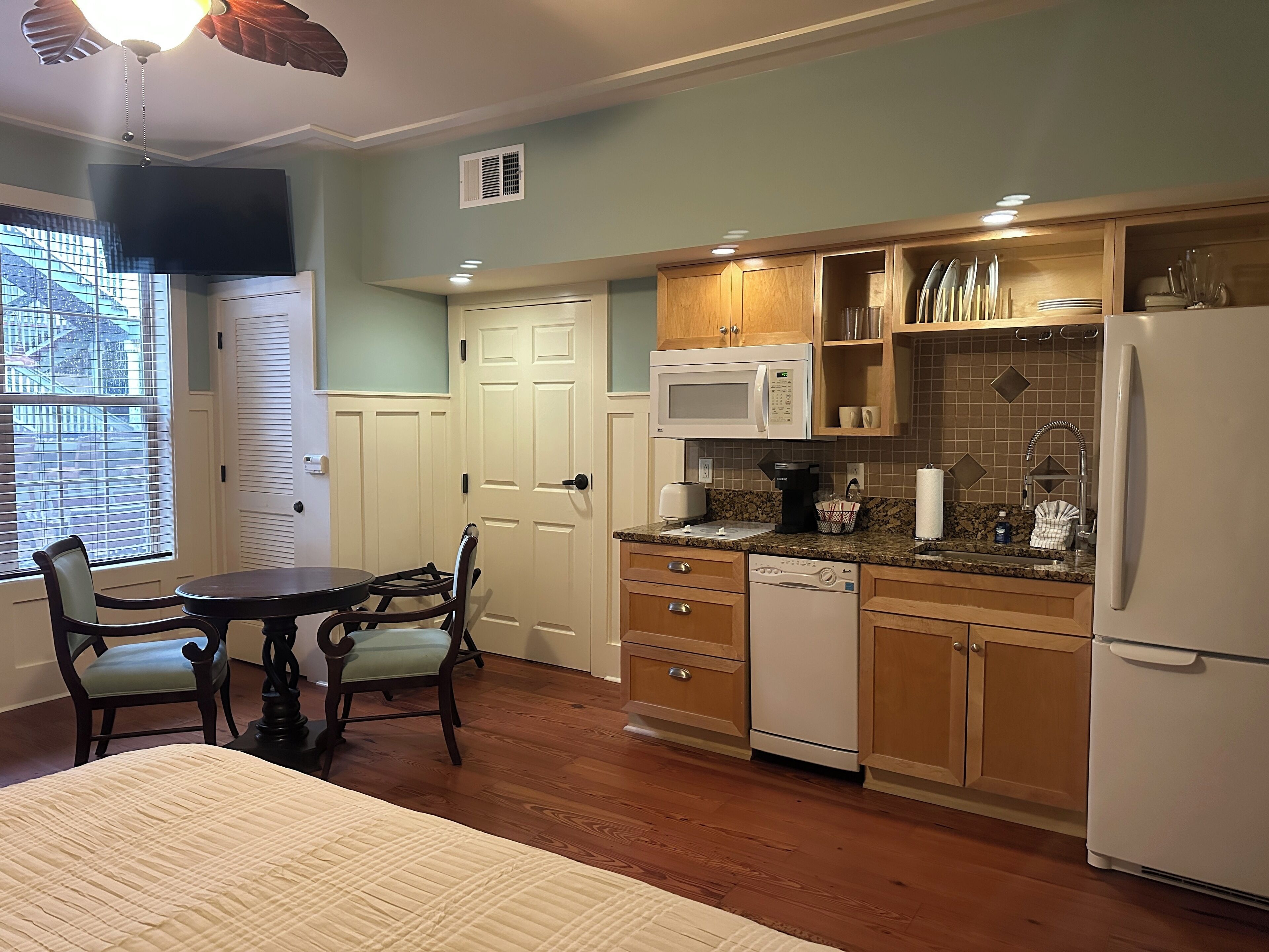 deluxe studio, 1 bedroom, non smoking, kitchenette | premium bedding, pillow-top beds, in-room safe, iron/ironing board