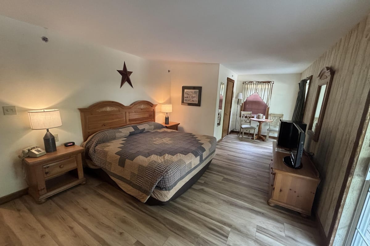 Habitació estàndard, 1 llit de matrimoni gran, no fumadors, balcó | Planxa i posts de planxar, wifi gratuïta i despertador 