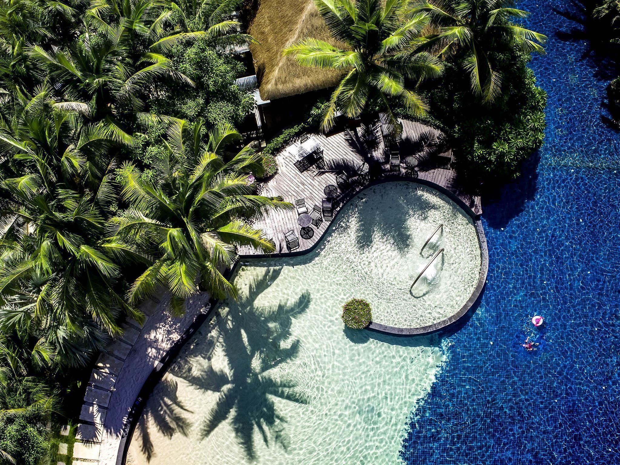 4 outdoor pools, free pool cabanas