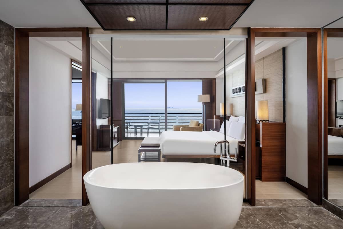 Suite Eksekutif, 1 Tempat Tidur King | Seprai premium, minibar, brankas, dan meja kerja