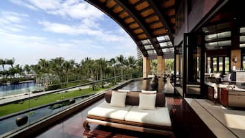 3 bars, bar en bord de piscine