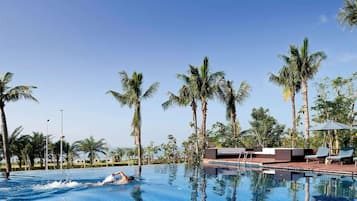 4 outdoor pools, free pool cabanas