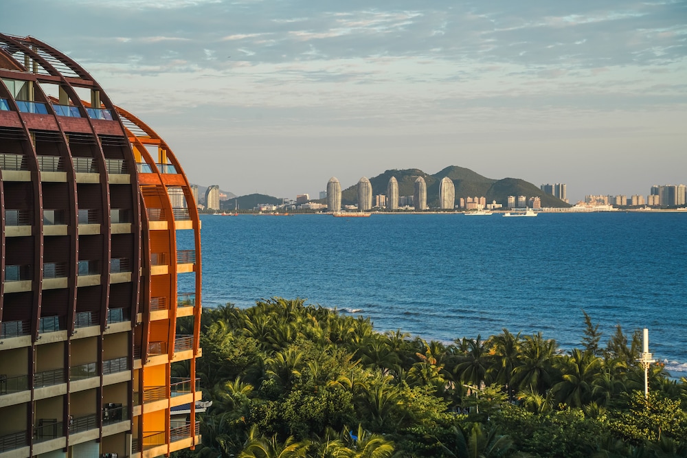 Hotel Pullman Oceanview Sanya Bay Resort & Spa by null