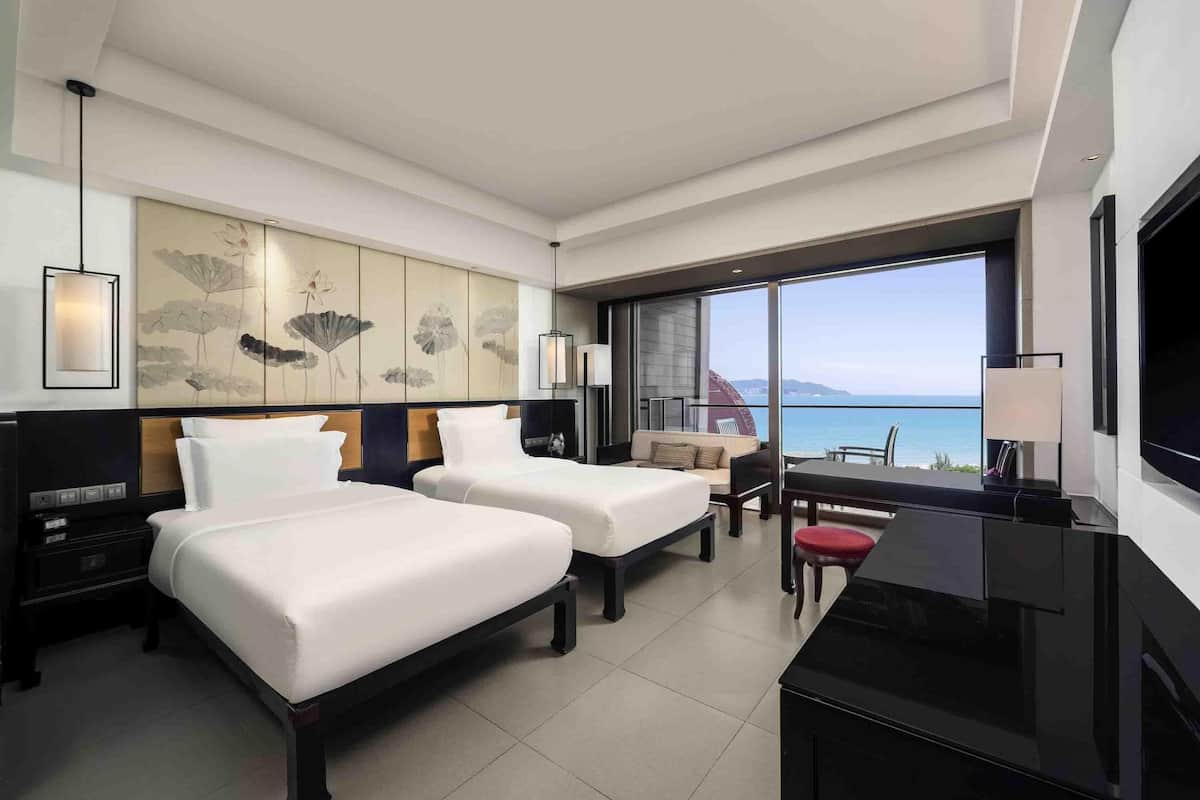 Grand Room, 1 King Bed, Club Lounge Access, Ocean View (Executive) | 1 bedroom, premium bedding, minibar, in-room safe