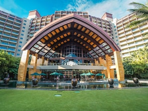 4 outdoor pools, free cabanas