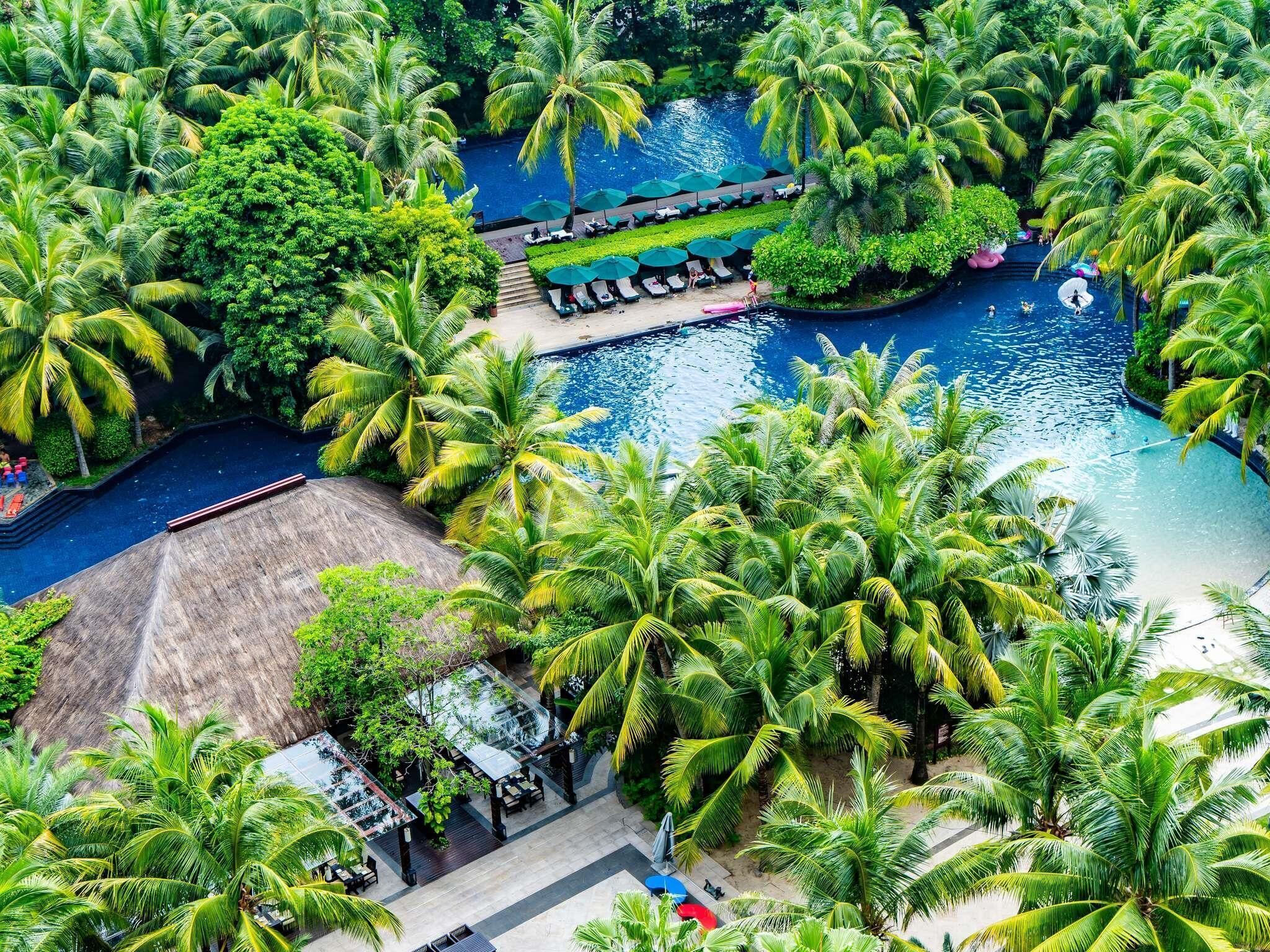 4 outdoor pools, free pool cabanas