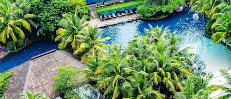 4 outdoor pools, free cabanas