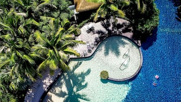 4 piscines extérieures, cabanons gratuits