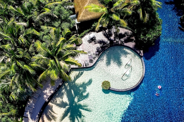 4 outdoor pools, free cabanas