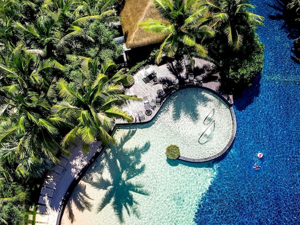 4 outdoor pools, free pool cabanas - Pullman Oceanview Sanya Bay Resort & Spa (Sanya)