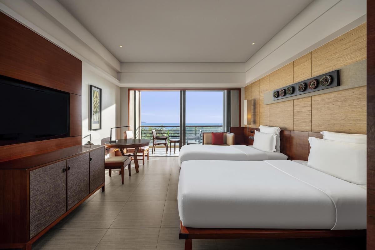 Hochwertige Bettwaren, Minibar, Zimmersafe, Schreibtisch