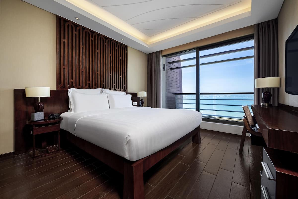 1 bedroom, premium bedding, minibar, in-room safe