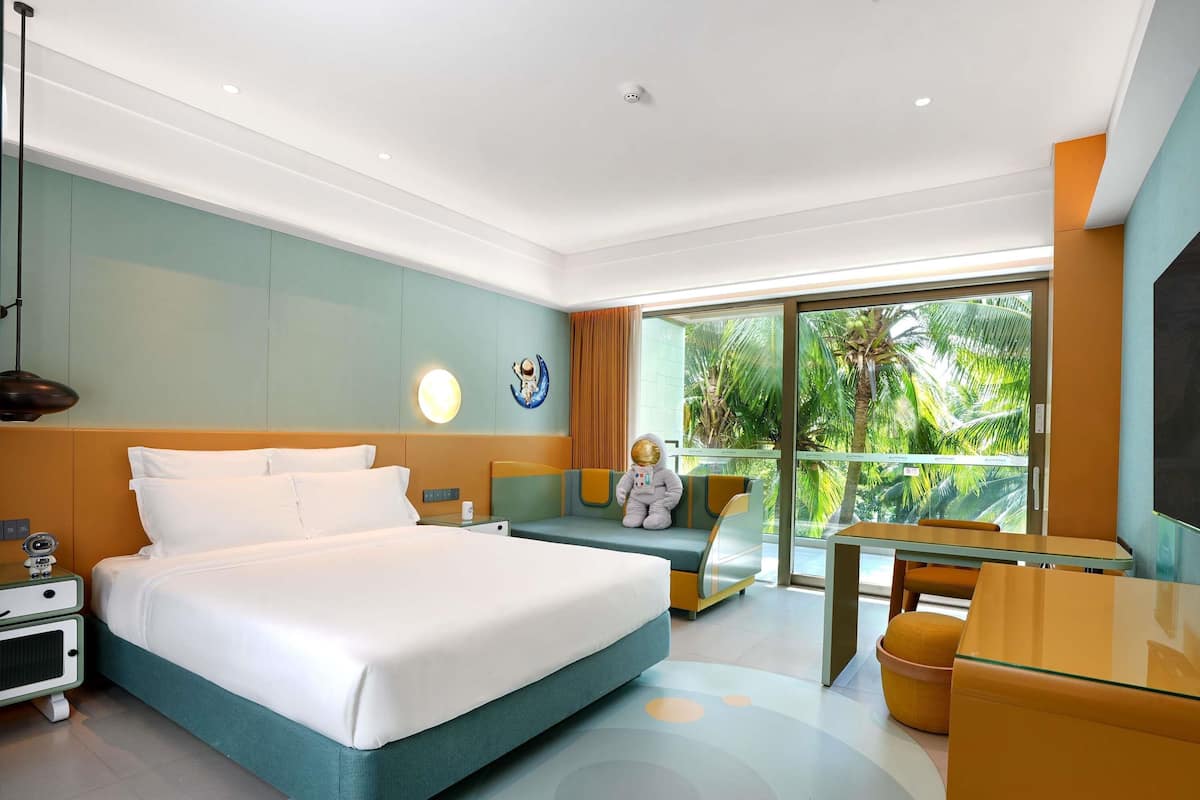 Family Room, 1 King Bed with Sofa bed