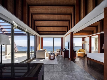 Premium bedding, minibar, in-room safe, desk. Pullman Oceanview Sanya Bay Resort & Spa