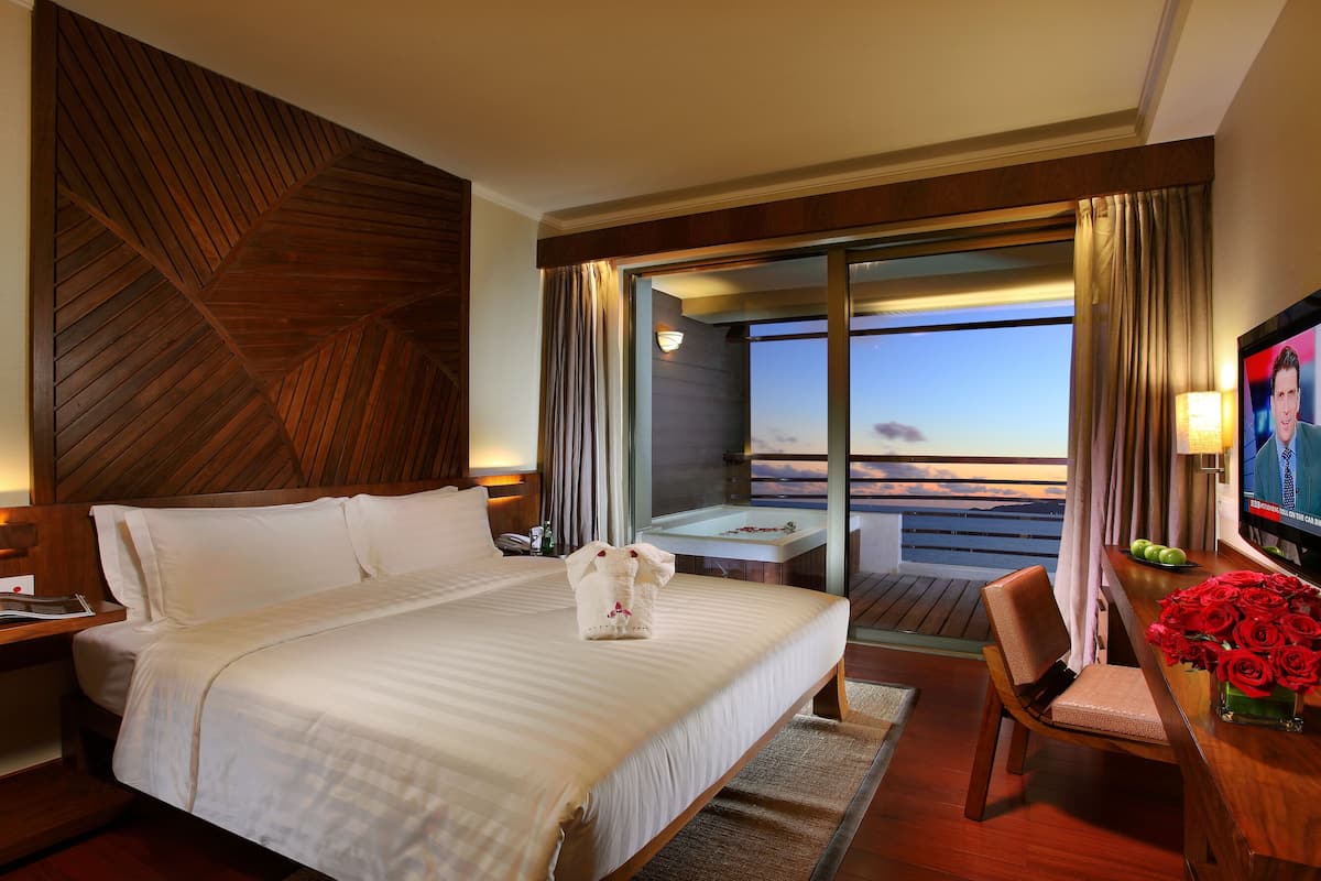 deluxe suite, 2 bedrooms, kitchen, ocean view | 1 bedroom, premium bedding, minibar, in-room safe